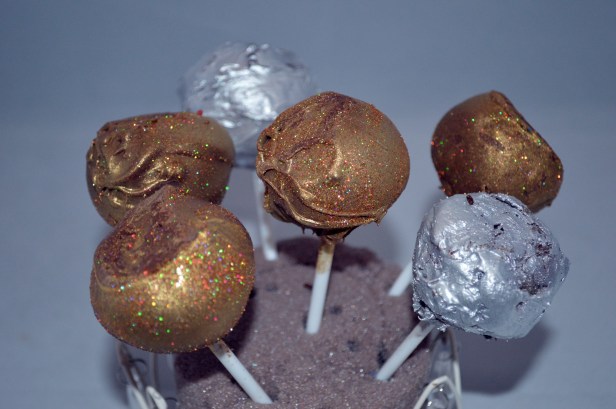 GOLDEN CAKE POPS